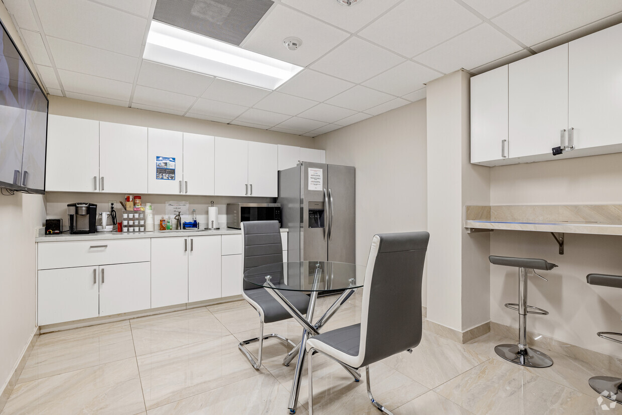 800 CYPRESS BUILDING — 18/19