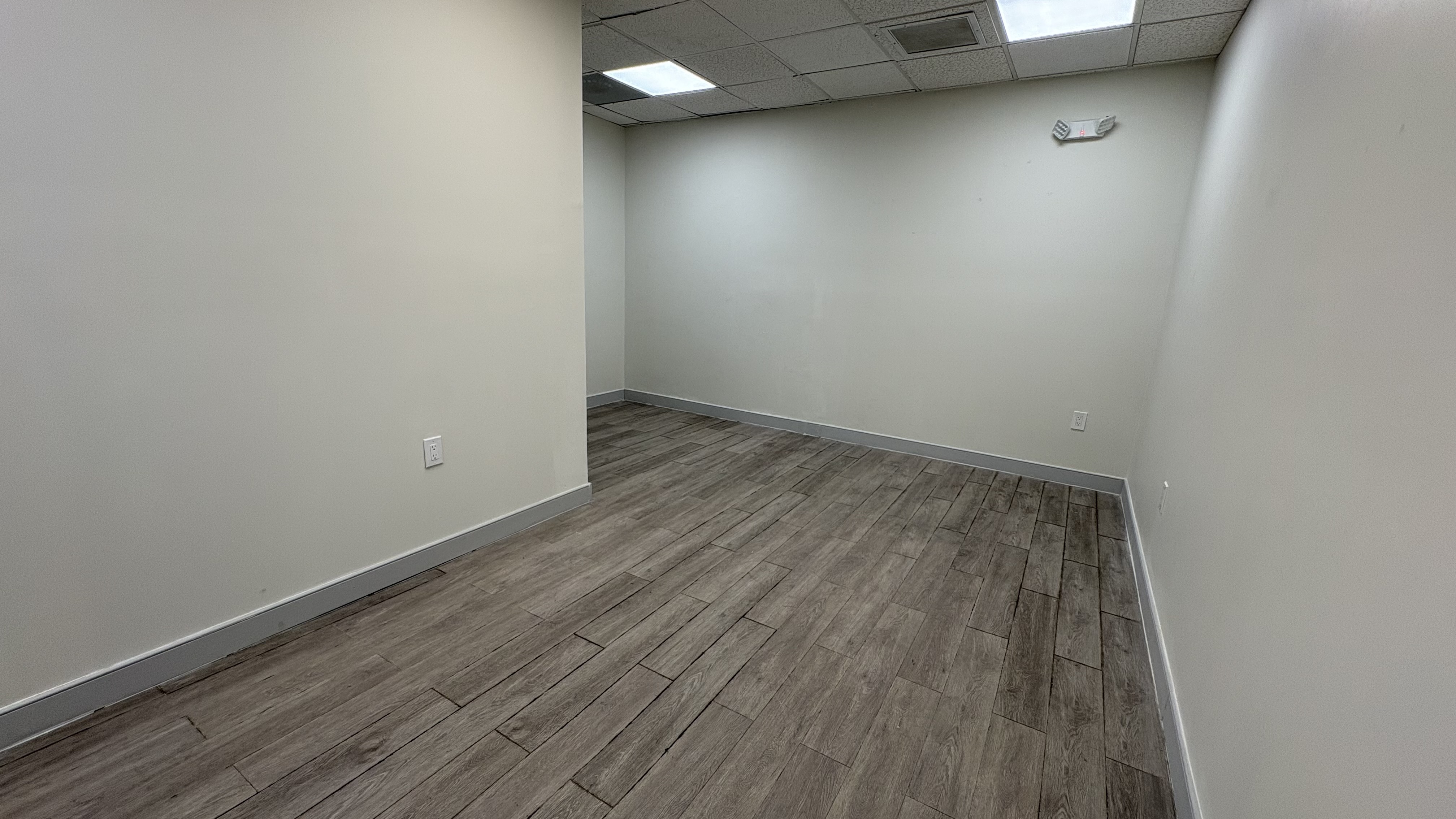 Suite 235B — 2950 CYPRESS BUILDING — 4/10